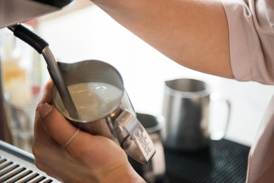 4 BƯỚC ĐÁNH SỮA ĐÚNG KỸ THUẬT CHO TÁCH LATTE