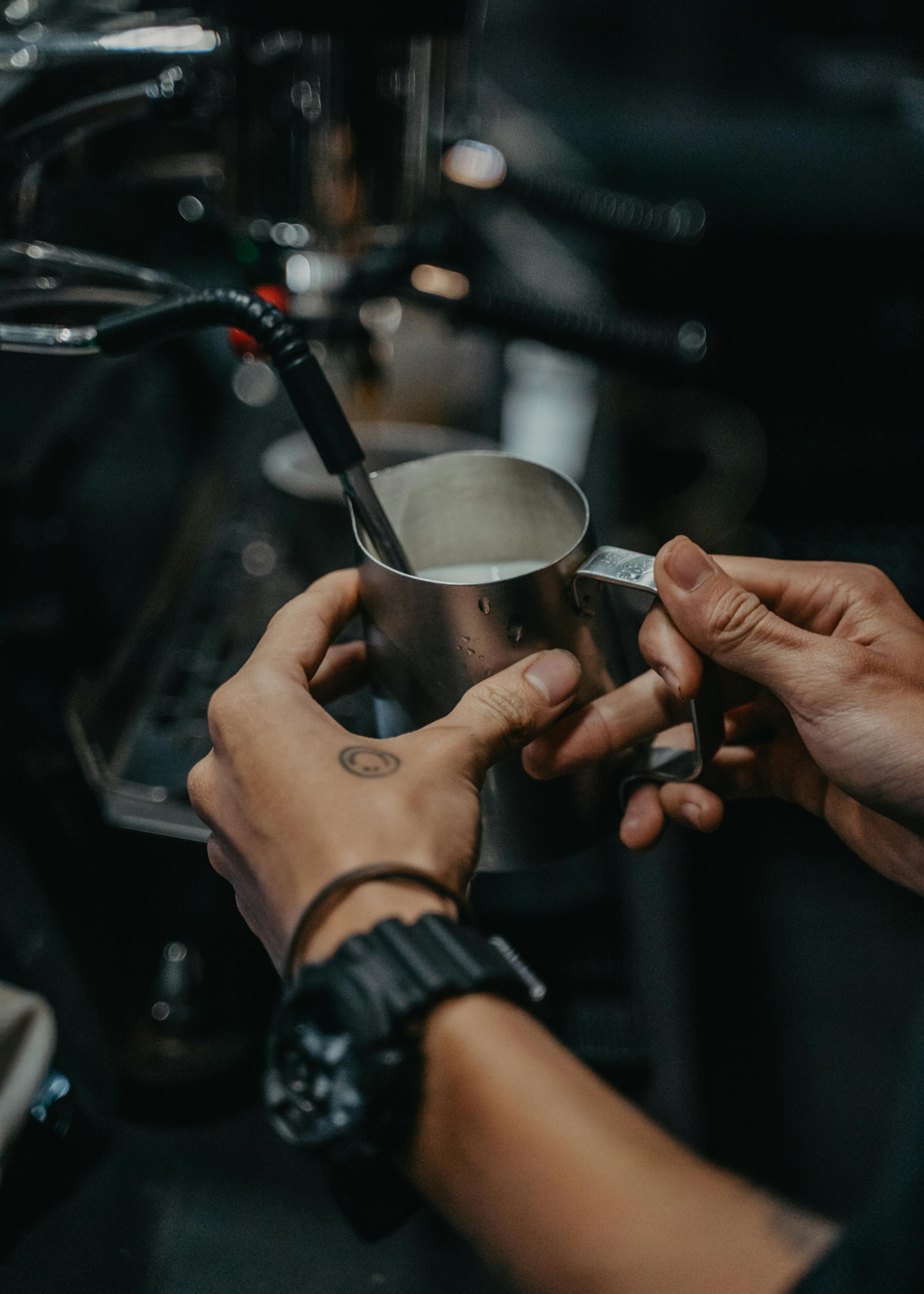 4 BƯỚC ĐÁNH SỮA ĐÚNG KỸ THUẬT CHO TÁCH LATTE