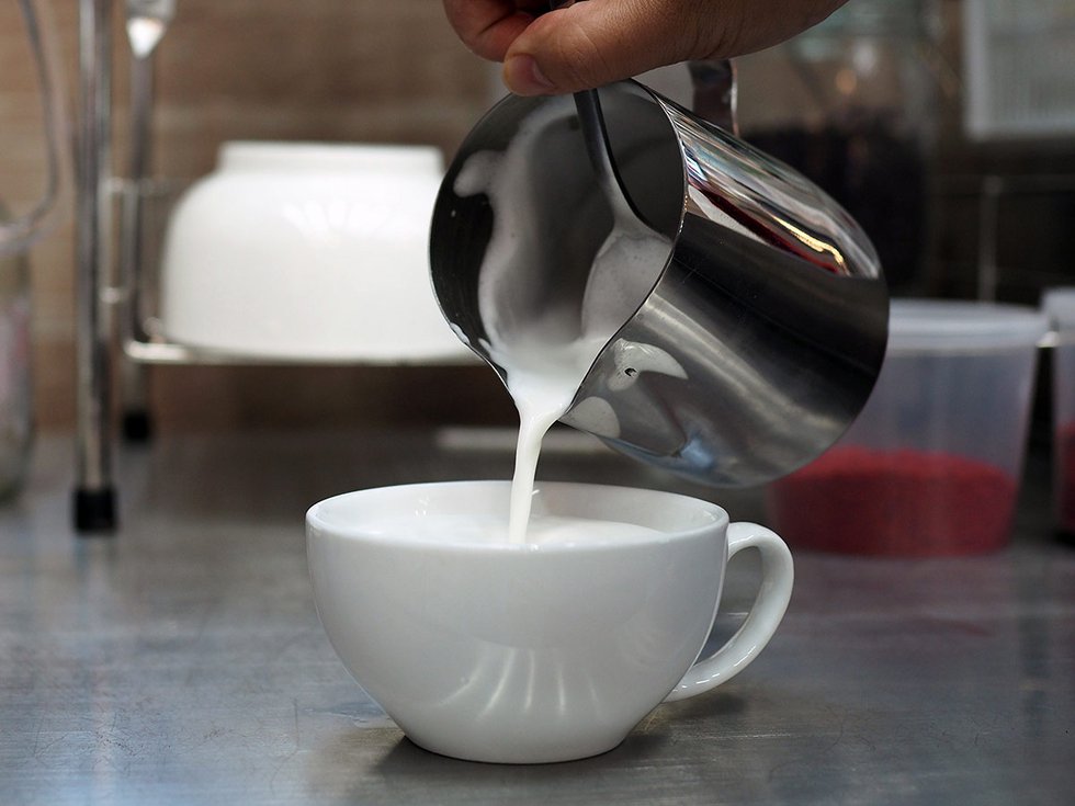4 BƯỚC ĐÁNH SỮA ĐÚNG KỸ THUẬT CHO TÁCH LATTE
