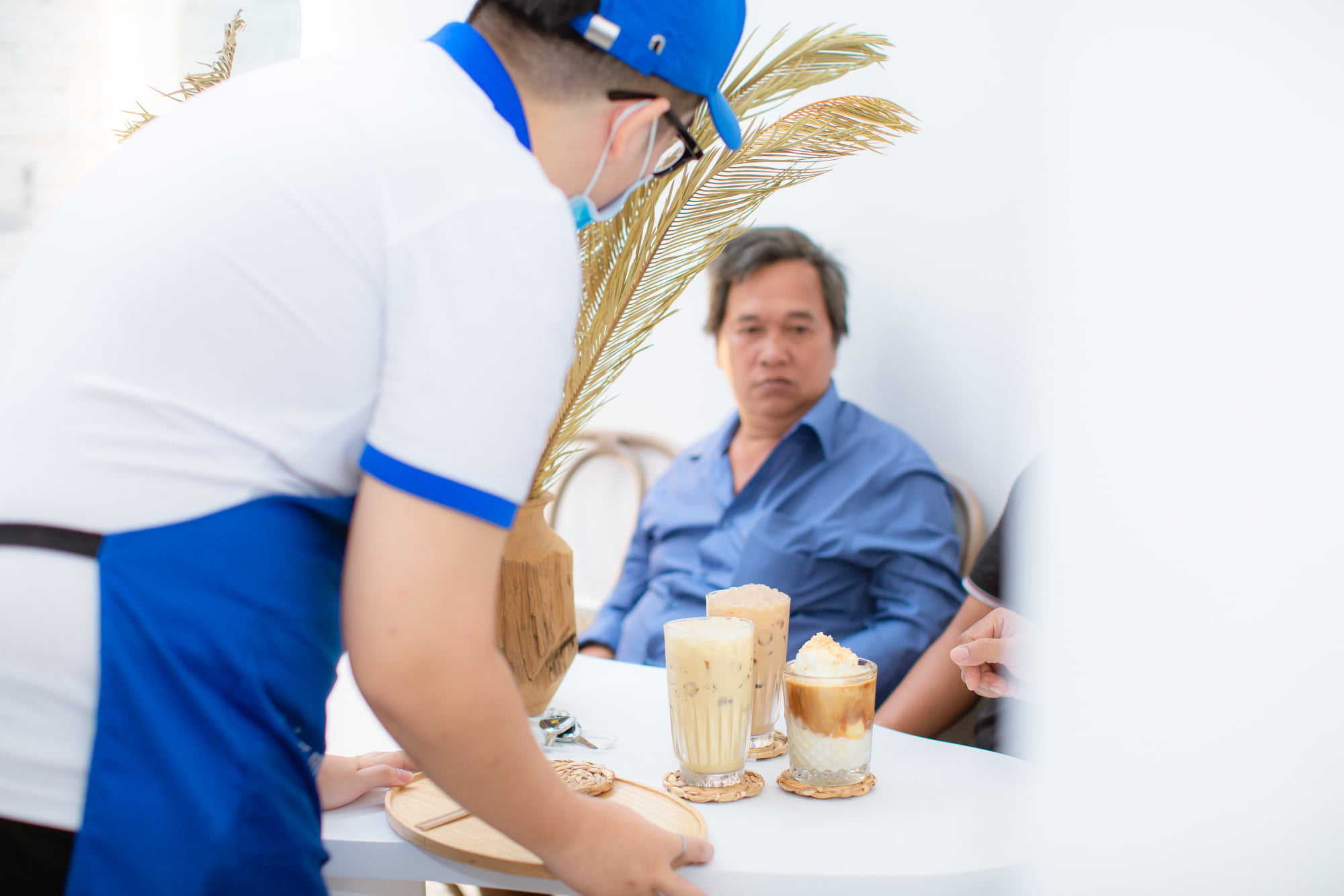 NÊN HAY KHÔNG THUÊ QUẢN LÝ QUÁN?