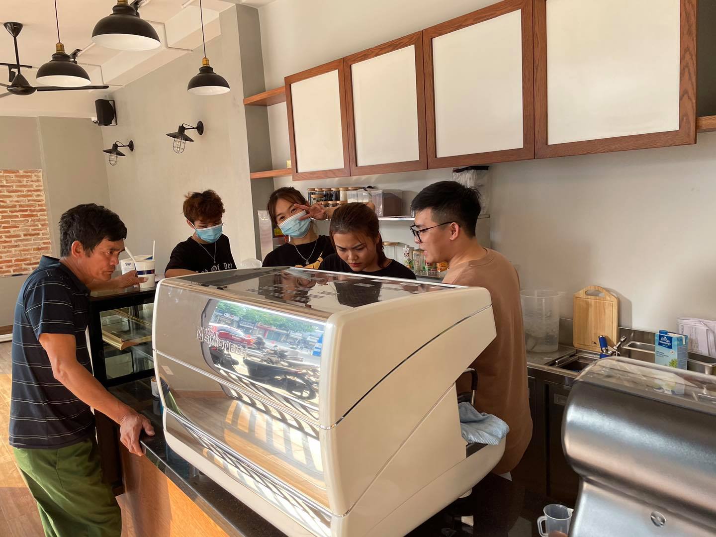 Mua Máy Pha Cà Phê Công Nghiệp Phù Hợp Với Mô Hình Quán 